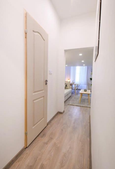 2 Bedroom Flat In Nyar Str., Boutique Будапешт Экстерьер фото